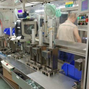 注塑机自动装配线